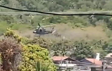 Helicóptero a serviço da Cedae é alvo de tiros e cinegrafista fica ferido no Complexo do Salgueiro
